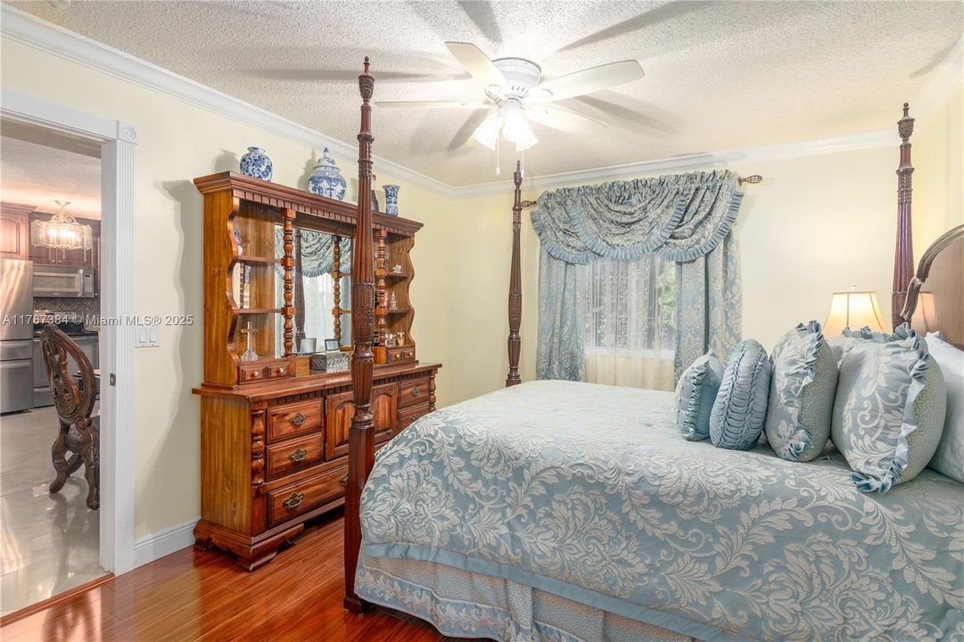 Recently Sold: $350,000 (3 beds, 2 baths, 1024 Square Feet)