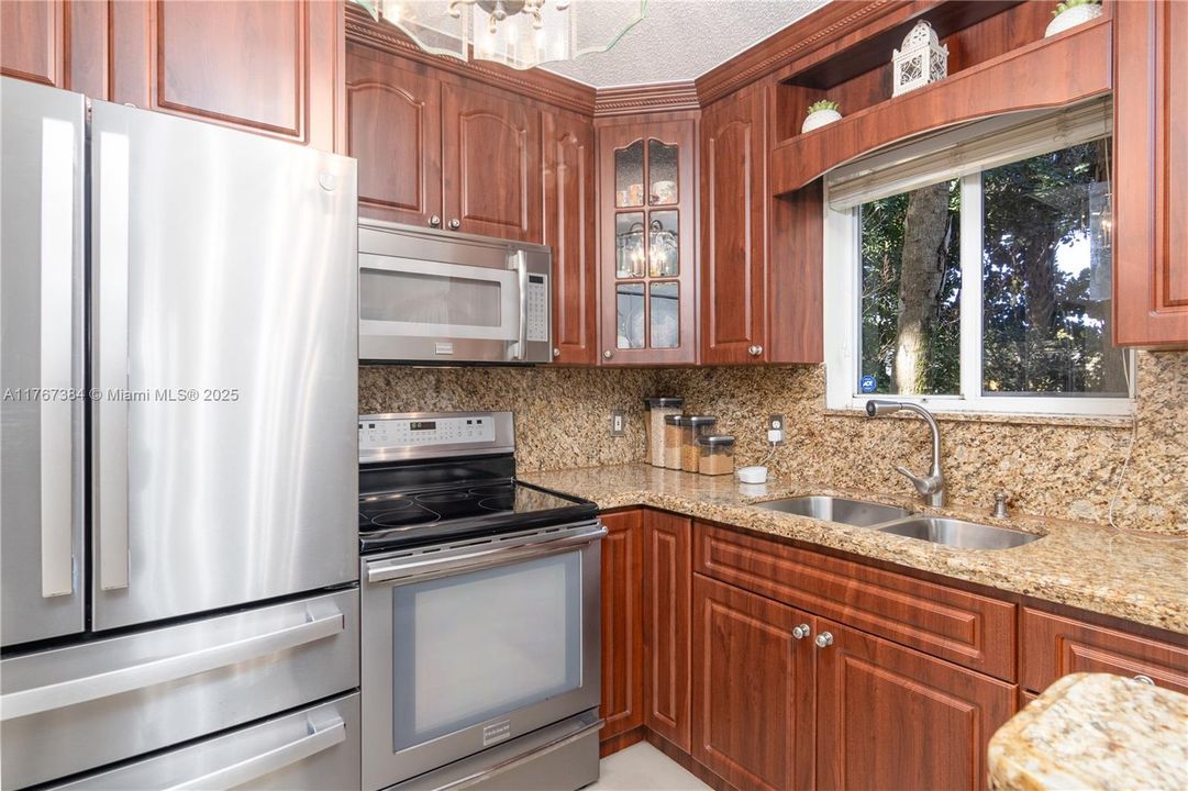 Recently Sold: $350,000 (3 beds, 2 baths, 1024 Square Feet)