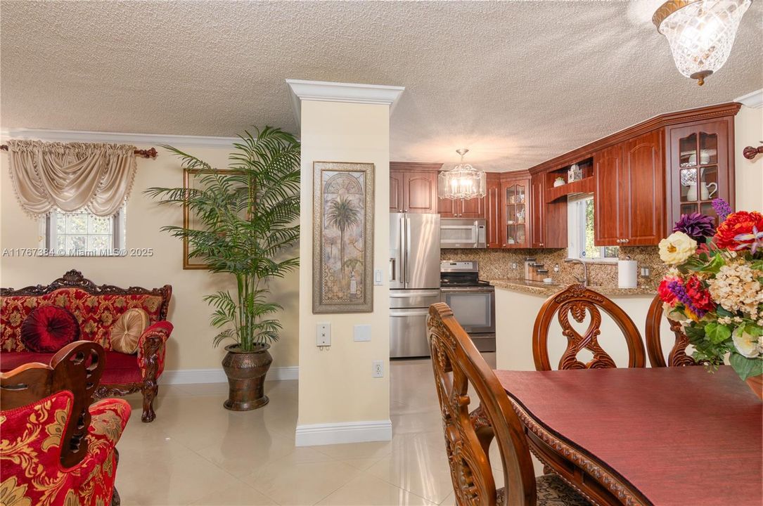 Recently Sold: $350,000 (3 beds, 2 baths, 1024 Square Feet)