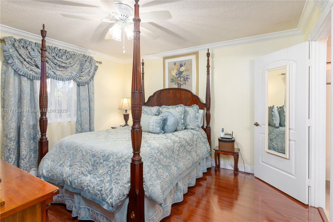 Recently Sold: $350,000 (3 beds, 2 baths, 1024 Square Feet)