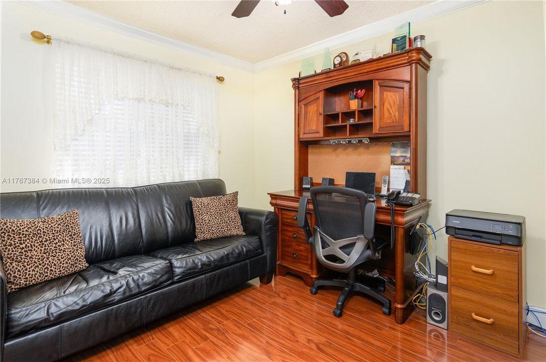 Recently Sold: $350,000 (3 beds, 2 baths, 1024 Square Feet)