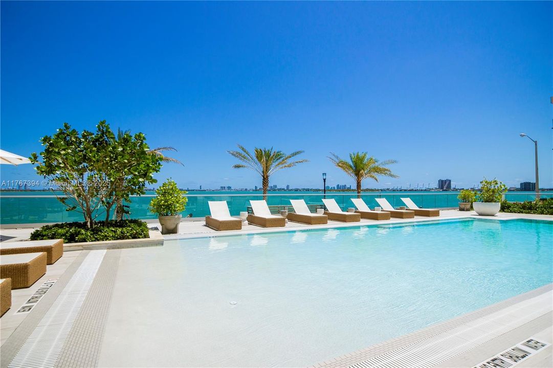 For Sale: $1,400,000 (2 beds, 2 baths, 1162 Square Feet)