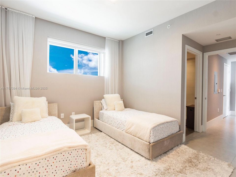 For Sale: $1,400,000 (2 beds, 2 baths, 1162 Square Feet)