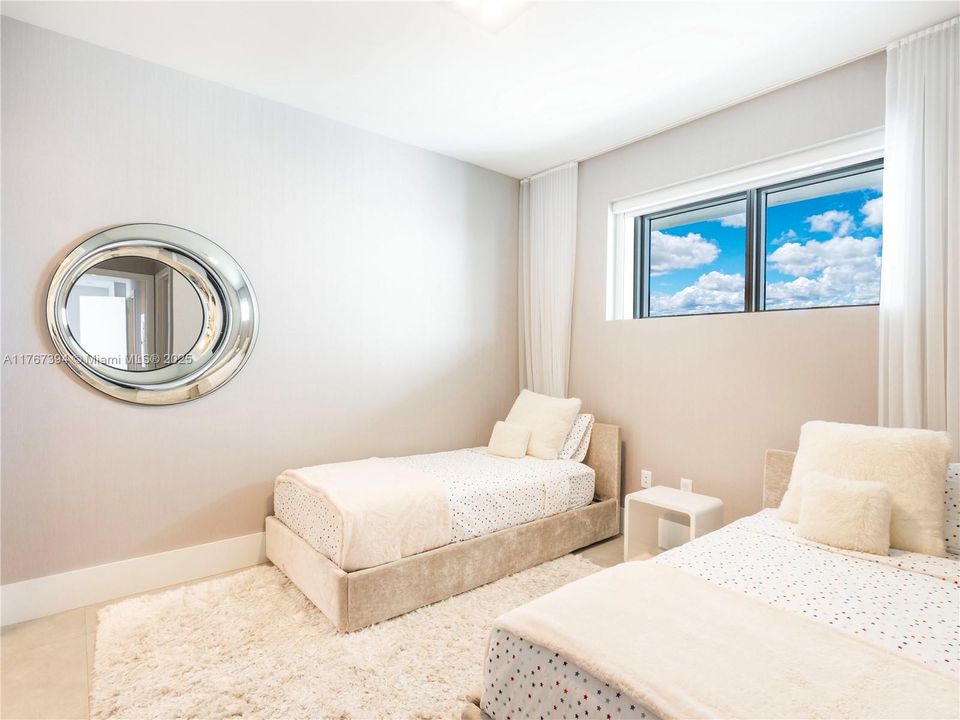 For Sale: $1,400,000 (2 beds, 2 baths, 1162 Square Feet)