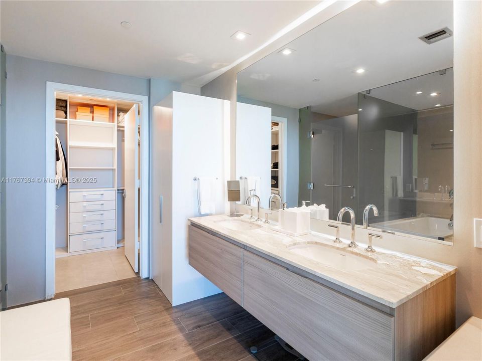 For Sale: $1,400,000 (2 beds, 2 baths, 1162 Square Feet)