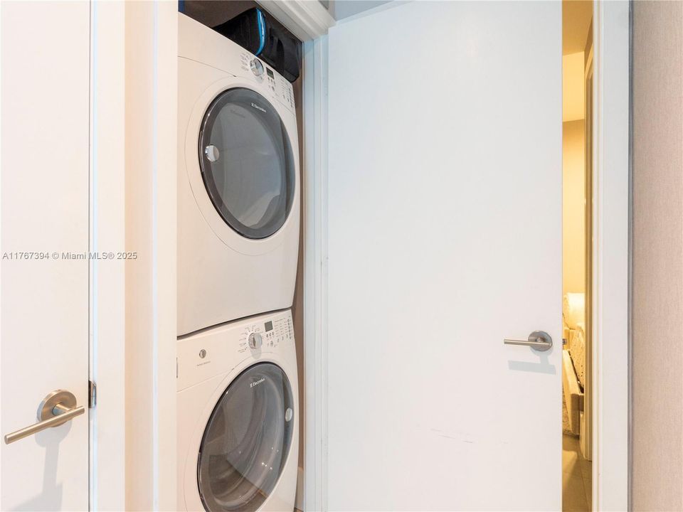 For Sale: $1,400,000 (2 beds, 2 baths, 1162 Square Feet)