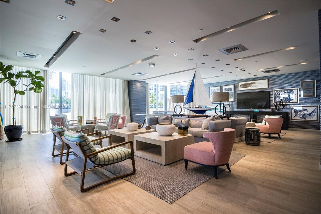 For Sale: $1,400,000 (2 beds, 2 baths, 1162 Square Feet)