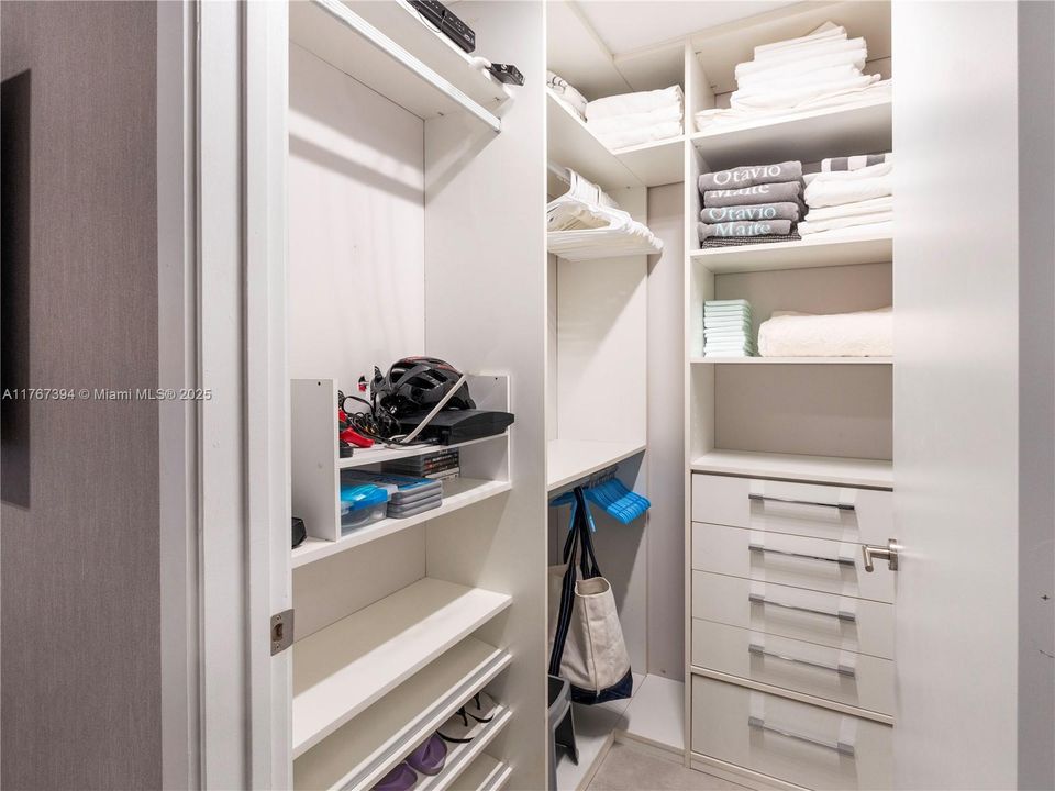 For Sale: $1,400,000 (2 beds, 2 baths, 1162 Square Feet)