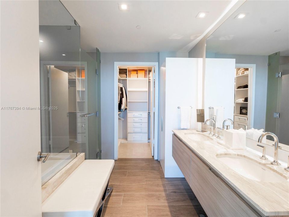 For Sale: $1,400,000 (2 beds, 2 baths, 1162 Square Feet)