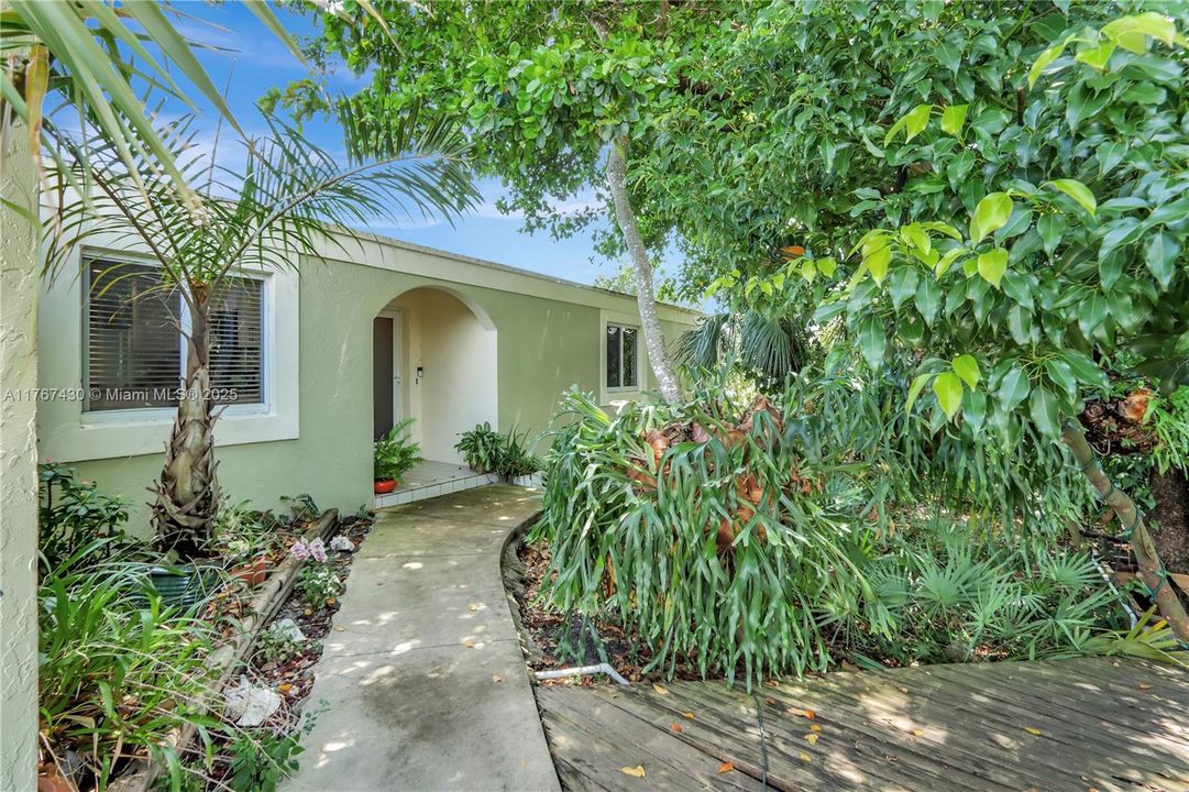 Recently Sold: $849,000 (3 beds, 2 baths, 1721 Square Feet)