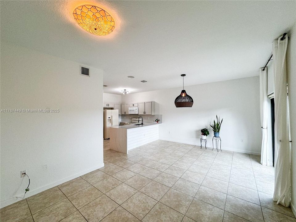 Recently Rented: $2,650 (3 beds, 2 baths, 1628 Square Feet)