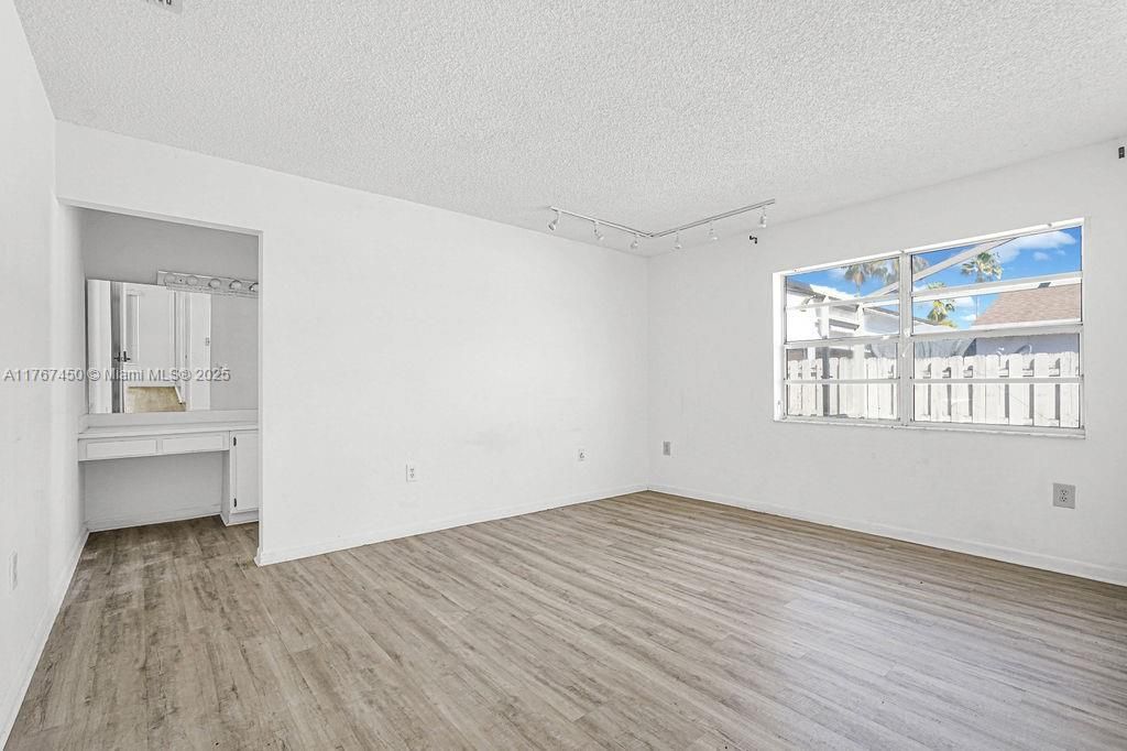 Недавно продано: $432,000 (3 спален, 2 ванн, 1217 Квадратных фут)