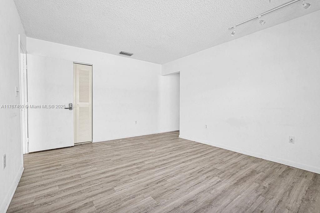 Недавно продано: $432,000 (3 спален, 2 ванн, 1217 Квадратных фут)