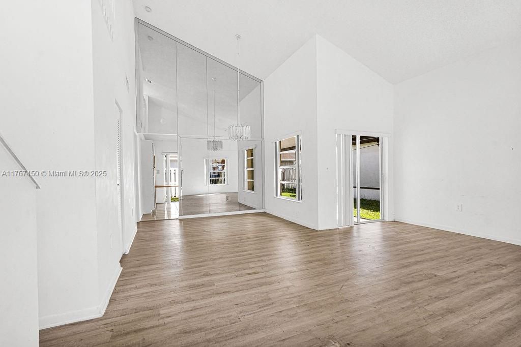 Недавно продано: $432,000 (3 спален, 2 ванн, 1217 Квадратных фут)