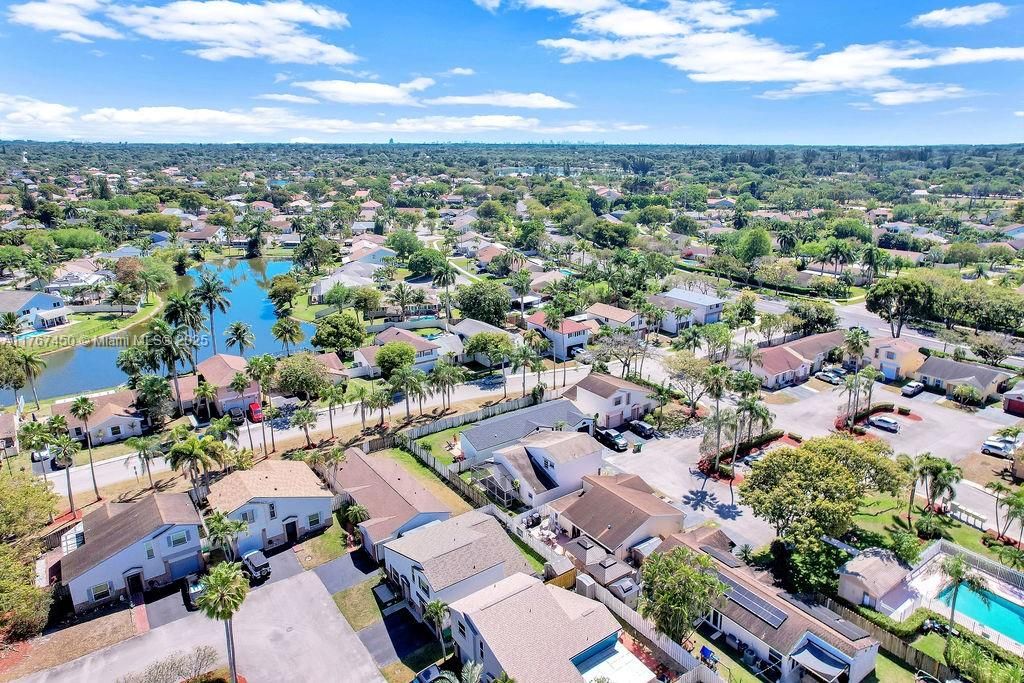 Недавно продано: $432,000 (3 спален, 2 ванн, 1217 Квадратных фут)