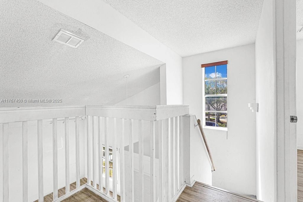 Недавно продано: $432,000 (3 спален, 2 ванн, 1217 Квадратных фут)