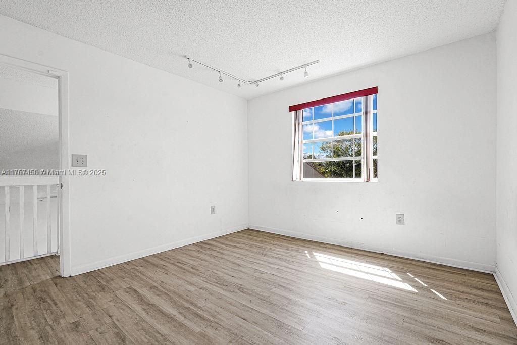 Недавно продано: $432,000 (3 спален, 2 ванн, 1217 Квадратных фут)