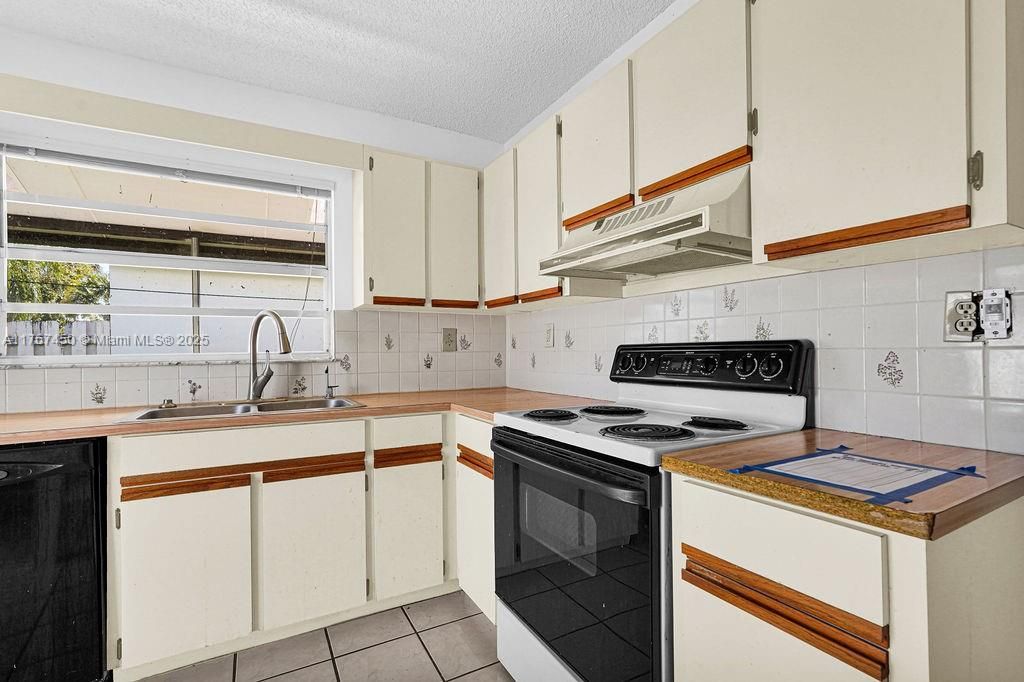 Недавно продано: $432,000 (3 спален, 2 ванн, 1217 Квадратных фут)