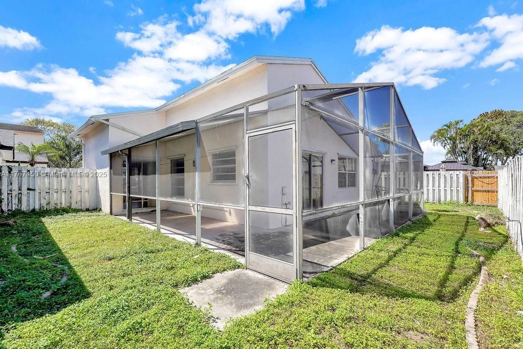 Недавно продано: $432,000 (3 спален, 2 ванн, 1217 Квадратных фут)