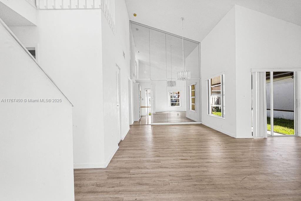 Недавно продано: $432,000 (3 спален, 2 ванн, 1217 Квадратных фут)