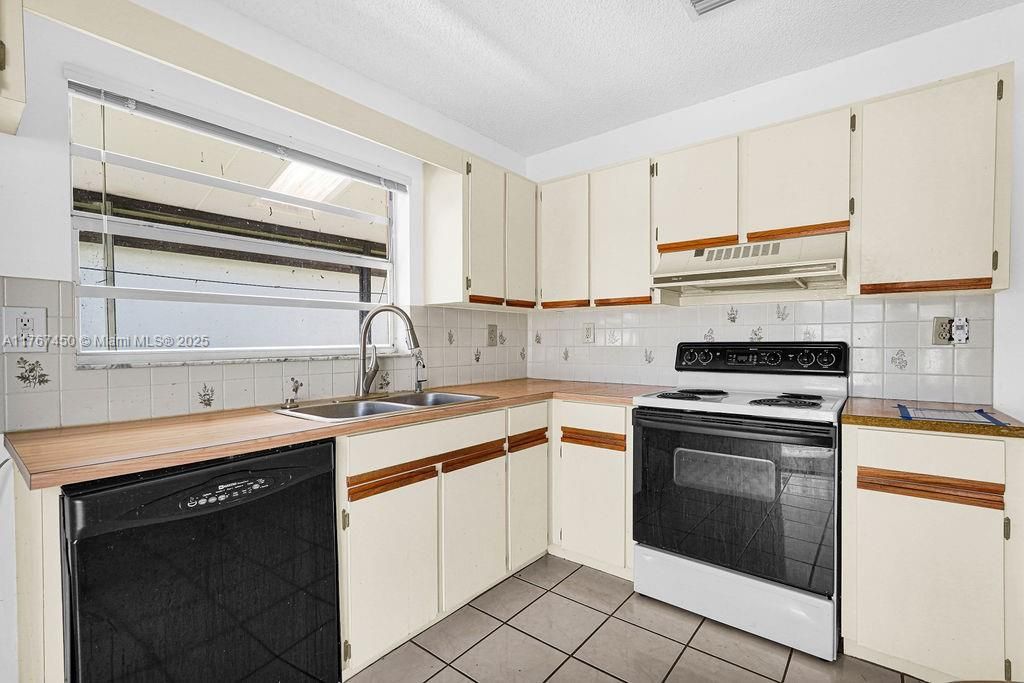 Недавно продано: $432,000 (3 спален, 2 ванн, 1217 Квадратных фут)