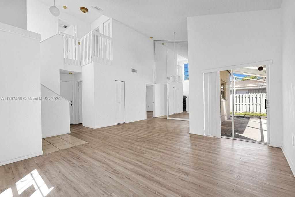 Недавно продано: $432,000 (3 спален, 2 ванн, 1217 Квадратных фут)