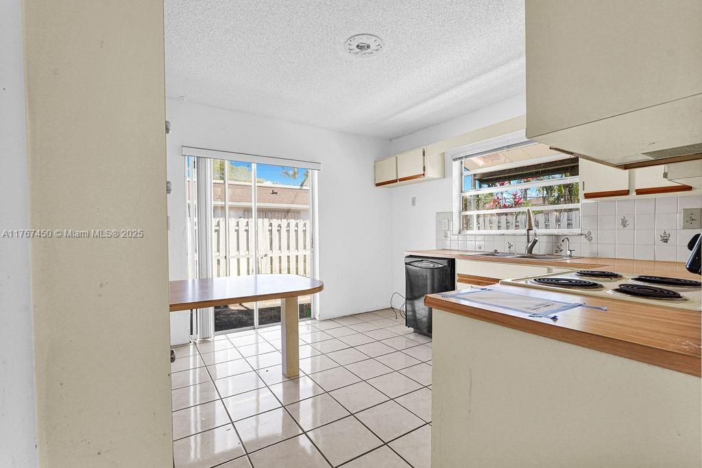 Недавно продано: $432,000 (3 спален, 2 ванн, 1217 Квадратных фут)