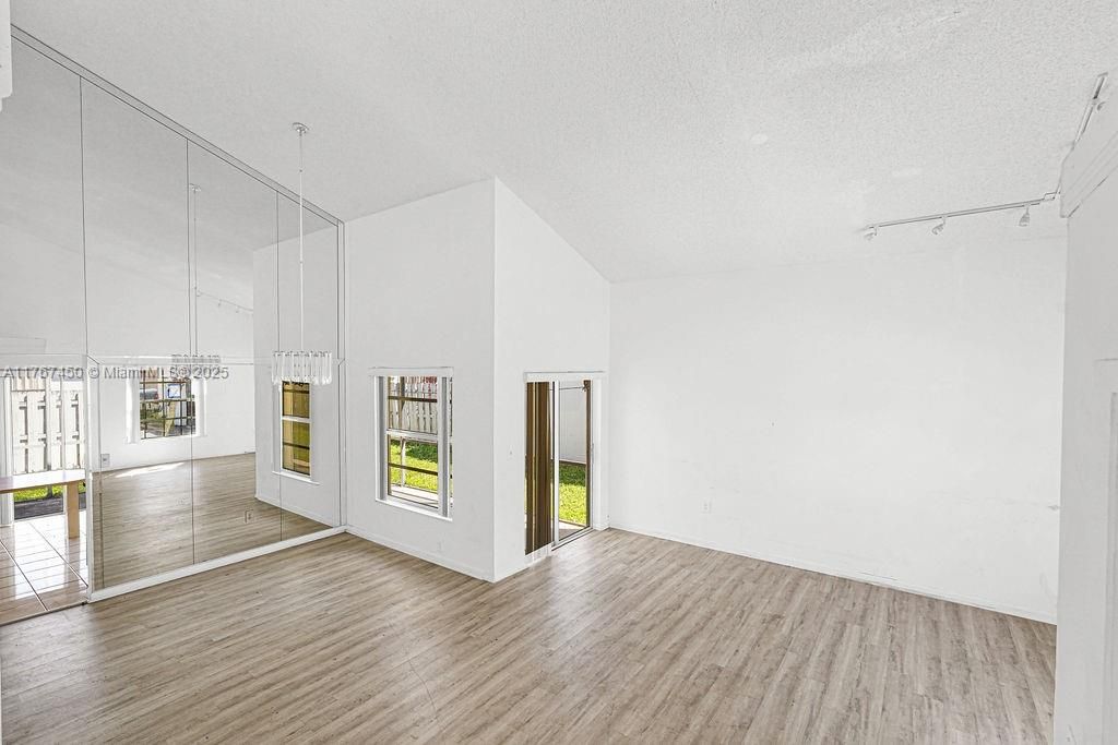 Недавно продано: $432,000 (3 спален, 2 ванн, 1217 Квадратных фут)