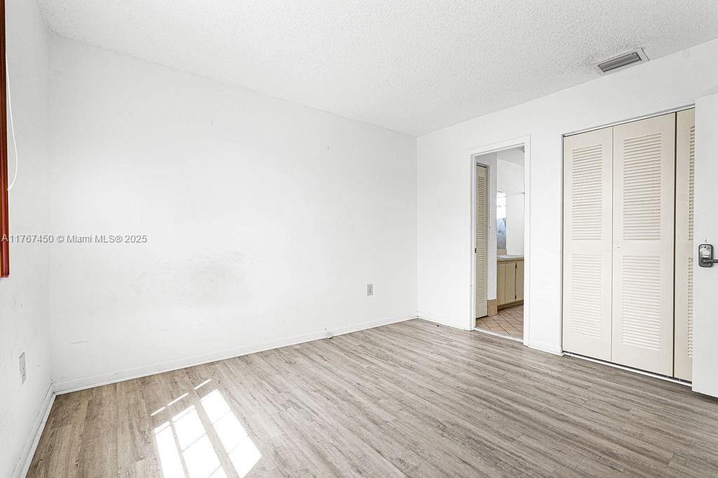 Недавно продано: $432,000 (3 спален, 2 ванн, 1217 Квадратных фут)