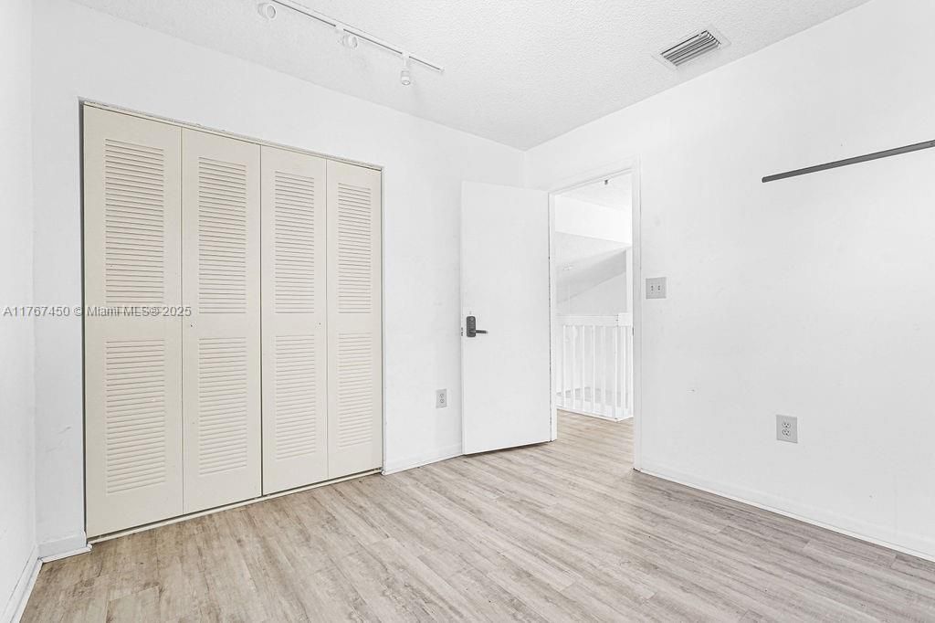 Недавно продано: $432,000 (3 спален, 2 ванн, 1217 Квадратных фут)