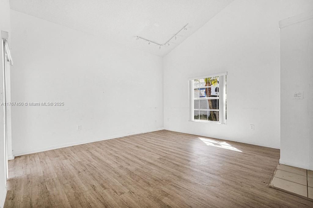 Недавно продано: $432,000 (3 спален, 2 ванн, 1217 Квадратных фут)