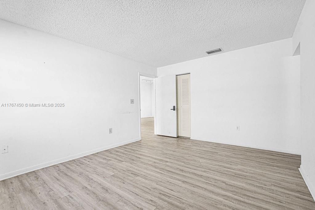 Недавно продано: $432,000 (3 спален, 2 ванн, 1217 Квадратных фут)