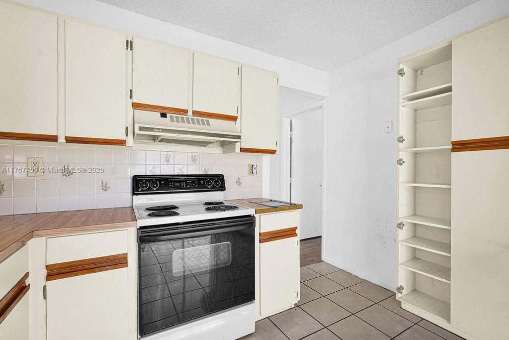 Недавно продано: $432,000 (3 спален, 2 ванн, 1217 Квадратных фут)