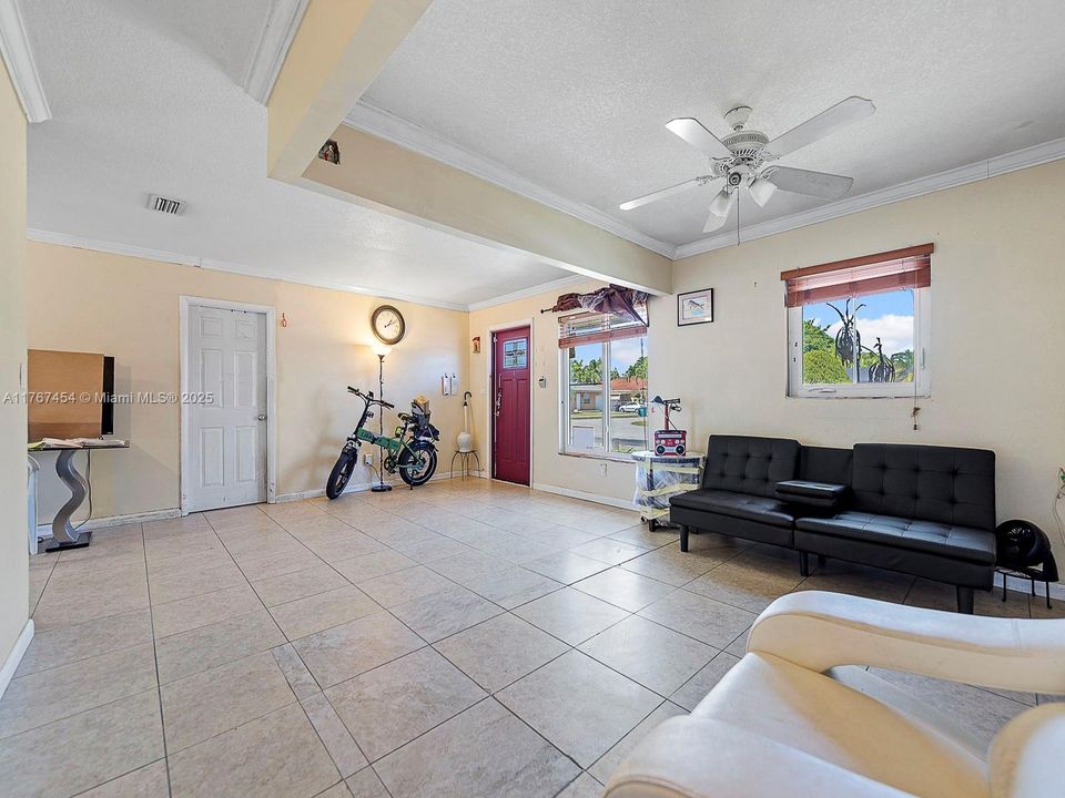 最近售出: $450,000 (4 贝兹, 2 浴室, 1150 平方英尺)