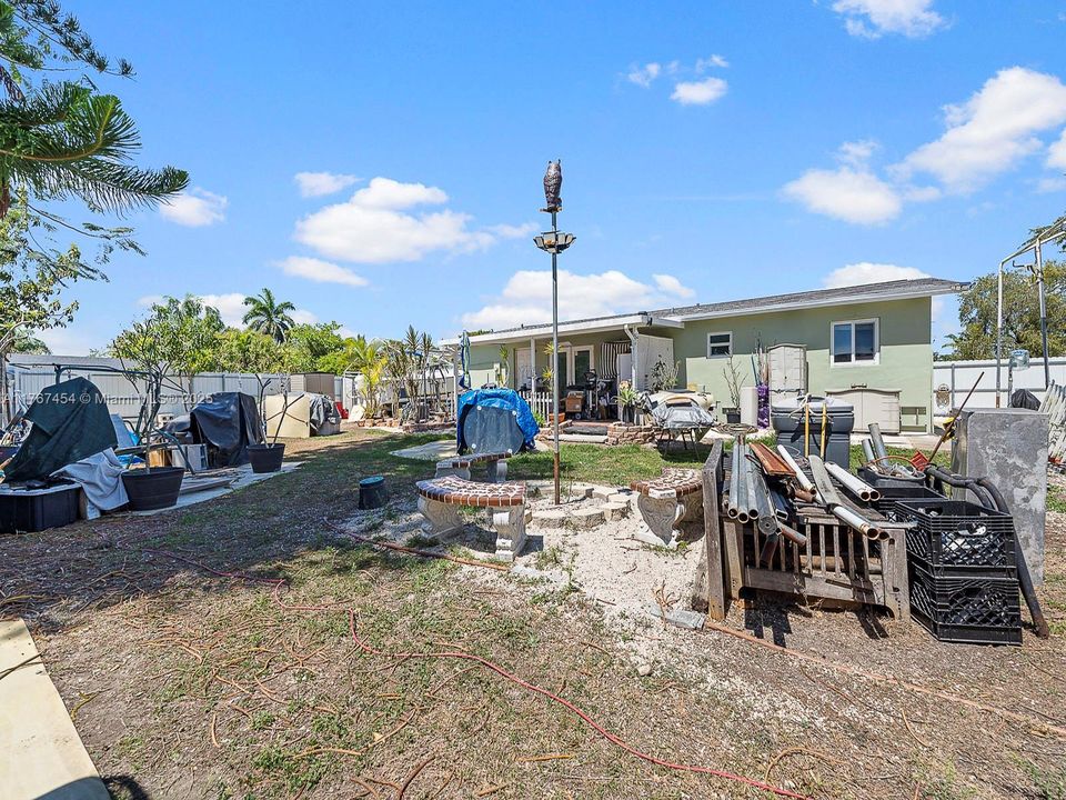 最近售出: $450,000 (4 贝兹, 2 浴室, 1150 平方英尺)