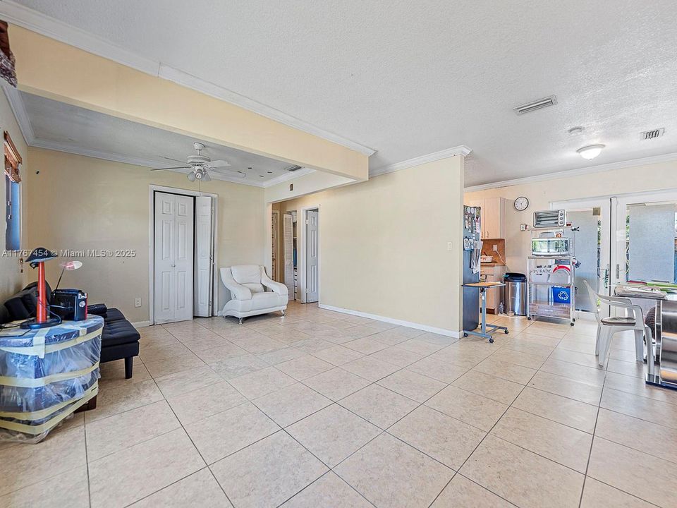 最近售出: $450,000 (4 贝兹, 2 浴室, 1150 平方英尺)