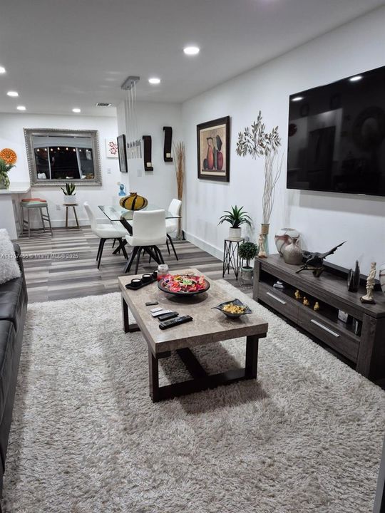 Под контрактом: $179,900 (1 спален, 1 ванн, 670 Квадратных фут)