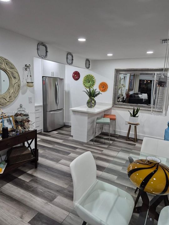 Под контрактом: $179,900 (1 спален, 1 ванн, 670 Квадратных фут)