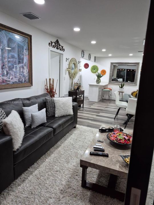 Под контрактом: $179,900 (1 спален, 1 ванн, 670 Квадратных фут)