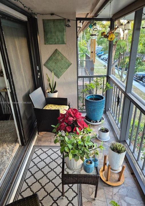 Под контрактом: $179,900 (1 спален, 1 ванн, 670 Квадратных фут)