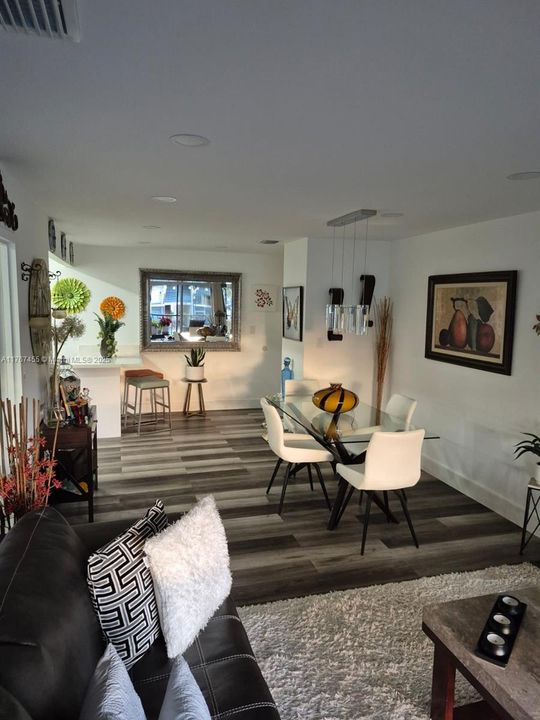 Под контрактом: $179,900 (1 спален, 1 ванн, 670 Квадратных фут)