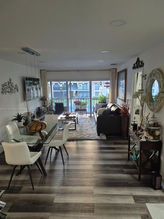 Под контрактом: $179,900 (1 спален, 1 ванн, 670 Квадратных фут)