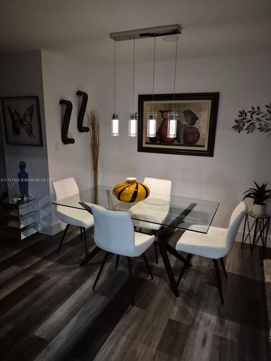 Под контрактом: $179,900 (1 спален, 1 ванн, 670 Квадратных фут)