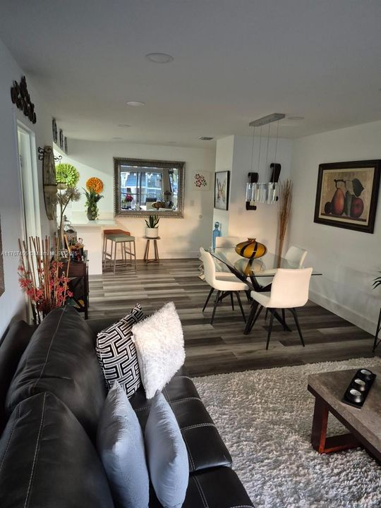 Под контрактом: $179,900 (1 спален, 1 ванн, 670 Квадратных фут)