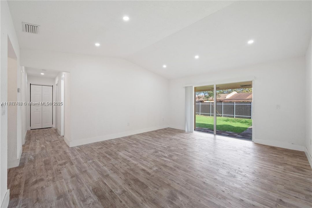 Recientemente alquilado: $2,750 (3 camas, 2 baños, 999 Pies cuadrados)