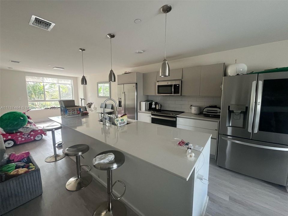 For Sale: $464,000 (2 beds, 2 baths, 1392 Square Feet)