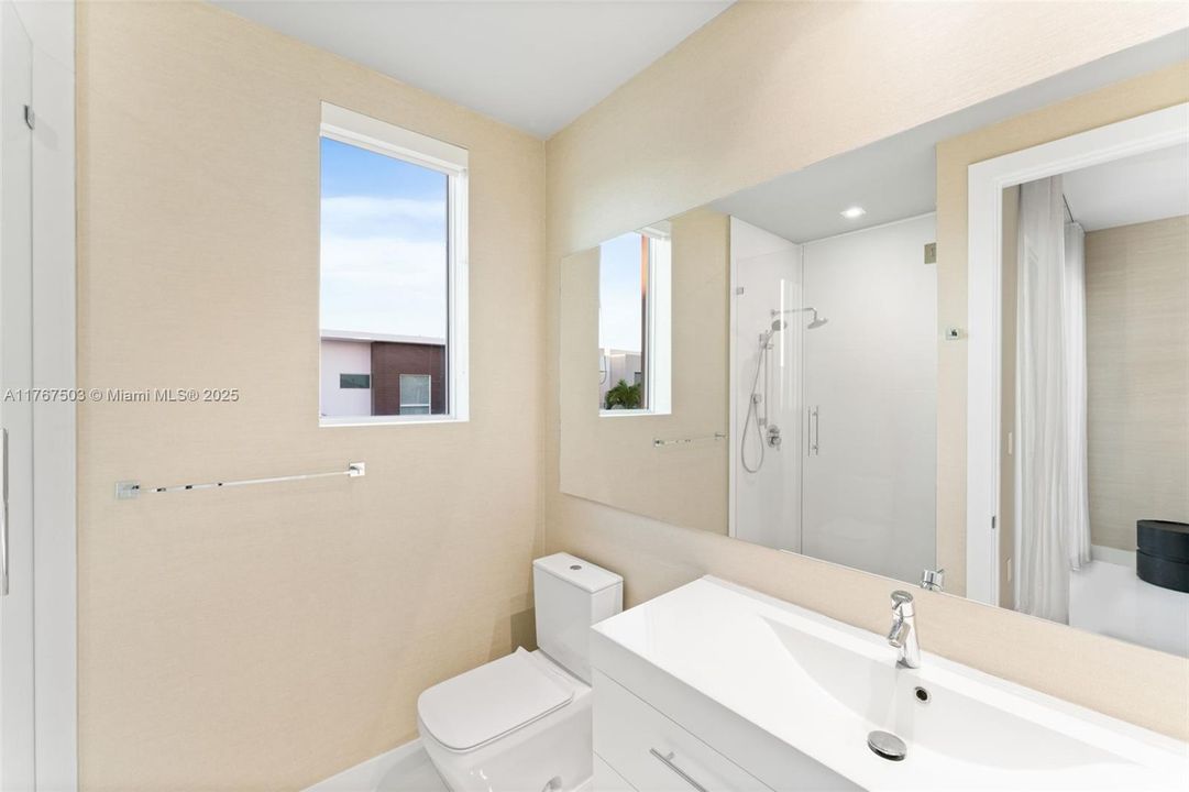 В аренду: $25,000 (5 спален, 5 ванн, 3737 Квадратных фут)