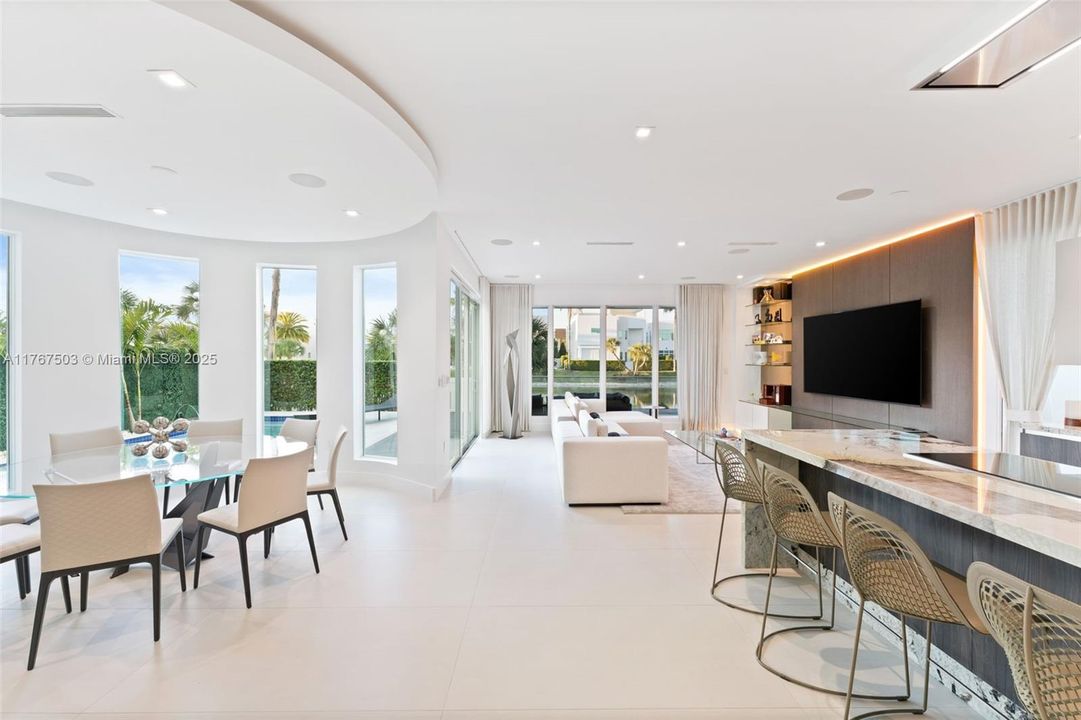 В аренду: $25,000 (5 спален, 5 ванн, 3737 Квадратных фут)