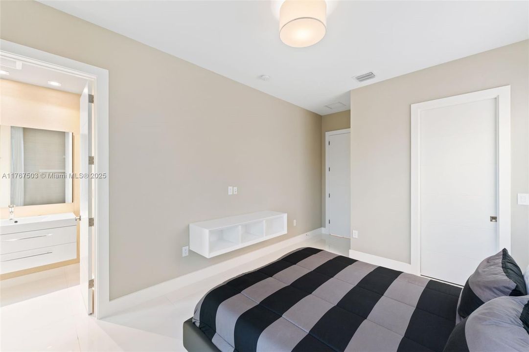 В аренду: $25,000 (5 спален, 5 ванн, 3737 Квадратных фут)