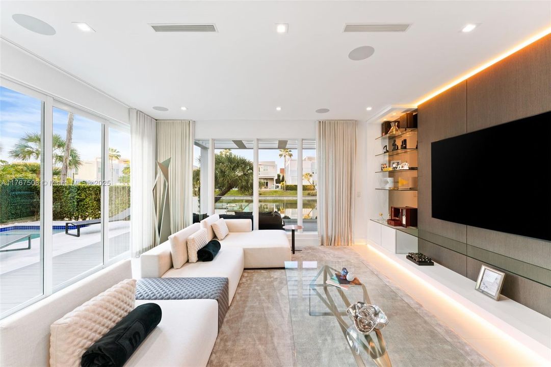 В аренду: $25,000 (5 спален, 5 ванн, 3737 Квадратных фут)